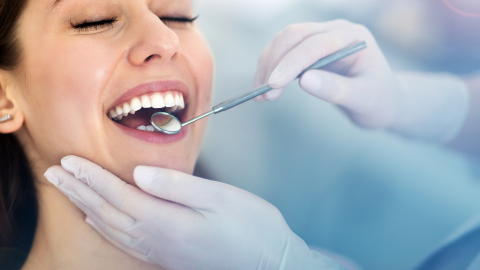 Il boom dell’estetica dentale in Italia: raddoppiano gli interventi dal per un sorriso perfetto 1 Addio alle dentiere