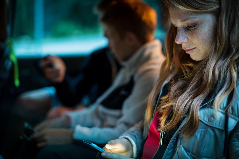 Sonno e social: il rischio per lo sviluppo cerebrale degli adolescenti 1 Strategie per un sonno sano