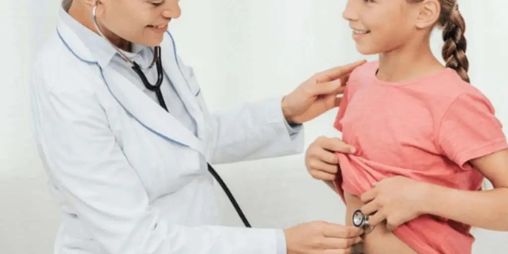Quando portare un bambino dal gastroenterologo: età, sintomi e segnali da non ignorare 1 Celiachia e intolleranze: quando sospettarle e quando intervenire con il gastroenterologo