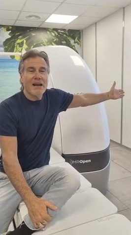 Jimmy Ghione testimonial d’eccezione al Centro DOC: “Con la risonanza magnetica aperta MR Open Evo sembrava di essere a Capri” 1 Flessibilità della MR Open Evo e vantaggi psicologici: parola di Jimmy Ghione