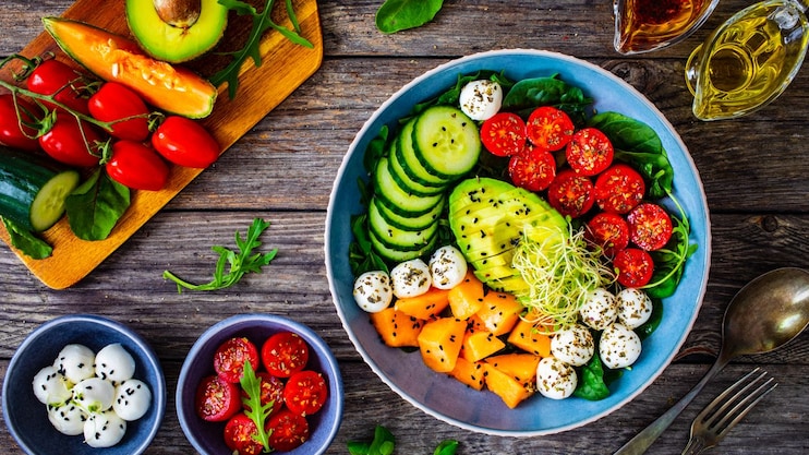 Sette alimenti che idratano più dell'acqua: la guida essenziale per l’estate 1 Frutta e verdura ricchi d'acqua: i migliori alleati dell’idratazione