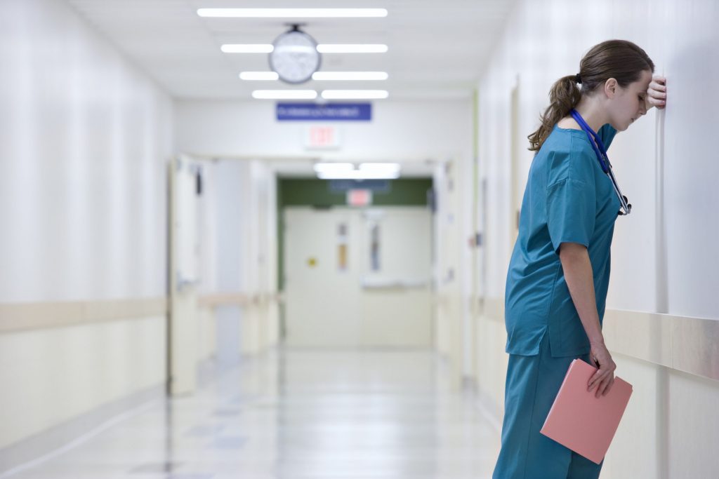 Aggressioni contro i professionisti sanitari / Difesa personale per infermieri, nasce un programma per affrontare situazioni critiche in corsia 1 Rispondere senza violenza: tecniche per evitare lo scontro durante l'esplodere delle aggressioni nelle corsie