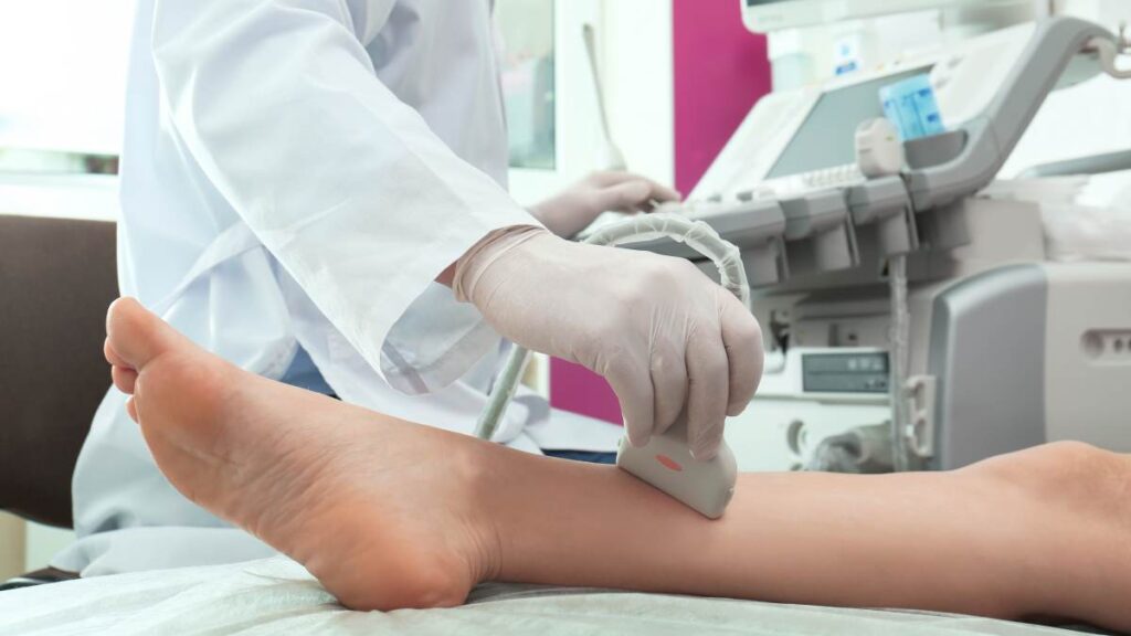Insufficienza venosa, gambe gonfie e segni sulle mani: cos’è davvero e perché colpisce chi sta troppo seduto 1 Visite specialistiche e diagnosi precoce per evitare complicazioni legate all'insufficienza venosa