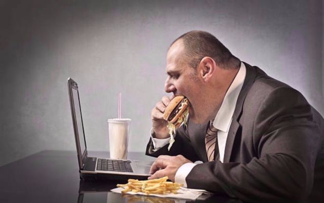 Obesità, la pandemia silenziosa che mette a rischio il Sistema Sanitario Nazionale 1 Il peso degli alimenti ultraprocessati come una delle cause principali dell'obesità