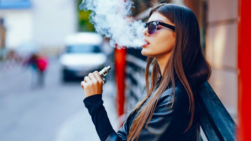 Svapo e salute: una generazione di adolescenti esposta alla nicotina. Scopriamo perché le sigarette elettroniche sono diventate pericolosamente irrinunciabili 1 Prevenzione e visite specialistiche: quando le sigarette elettroniche da vizio diventano "nemico"