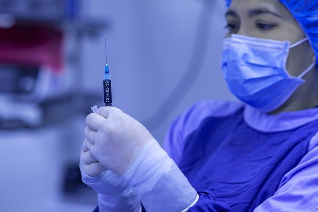 Vaccini gratuiti contro influenza, Covid e altre infezioni: chi ne ha diritto e quando farli 1 medico infermiere virus covid mascherina siringa
