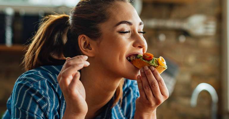 Giovani e salute, cresce l’attenzione per l’alimentazione ma cala quella per prevenzione e sport 1 A tavola vince la moderazione: meno carne, dolci e alcol. I giovani mostrano consapevolezza