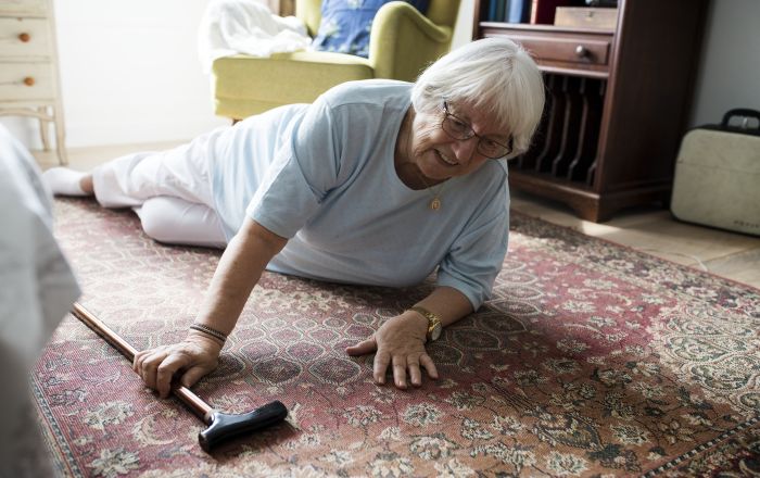 Cadute negli anziani: un over 65 su cinque è inciampato almeno una volta in un anno 1 La paura di cadere aumenta con l’età e influisce sul benessere: i dati sugli over 65