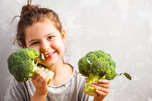 Un bambino può davvero crescere senza proteine animali? La dieta vegana nei più piccoli: benefici e rischi reali