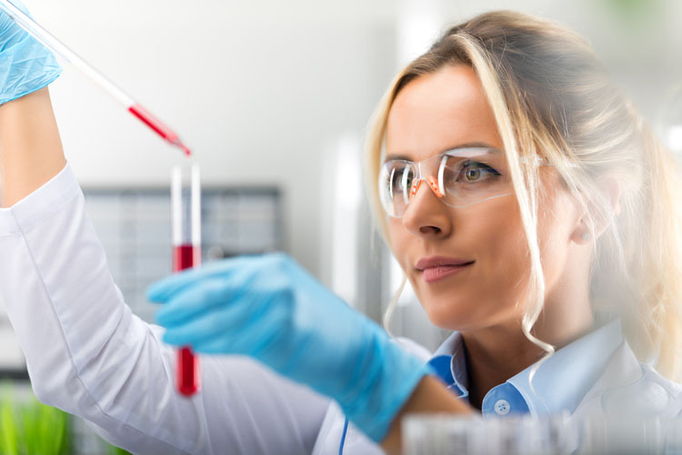 Tumori seno e ovaio: 4.700 nuovi casi l’anno legati a mutazioni ereditarie. Fondazione AIOM chiede test più veloci e accessibili 1 Visite specialistiche e prevenzione tumori seno e ovaio: quando parlare con il medico