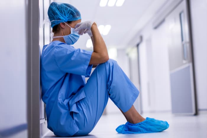 SANITÀ, GIORNATA NAZIONALE PROFESSIONI SANITARIE. NURSING UP: “I TANTI COLLEGHI SCOMPARSI SONO UNA CREPA INVISIBILE NEI MURI DI OGNI OSPEDALE” 1 operatrice stremata