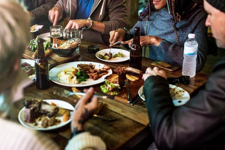 Calorie Pasqua ed eccessi alimentari: come riequilibrare la dieta dopo pranzi fino a 3.000 calorie 1 Visite specialistiche e prevenzione nutrizionale: come tenere d'occhio le calorie di Pasqua