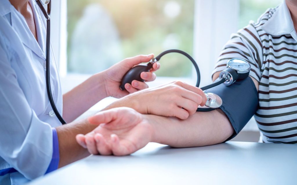 Ipertensione, quando si è davvero a rischio e perché controllare la pressione salva la vita 1 Ipertensione, quando si è davvero a rischio e perché controllare la pressione salva la vita
