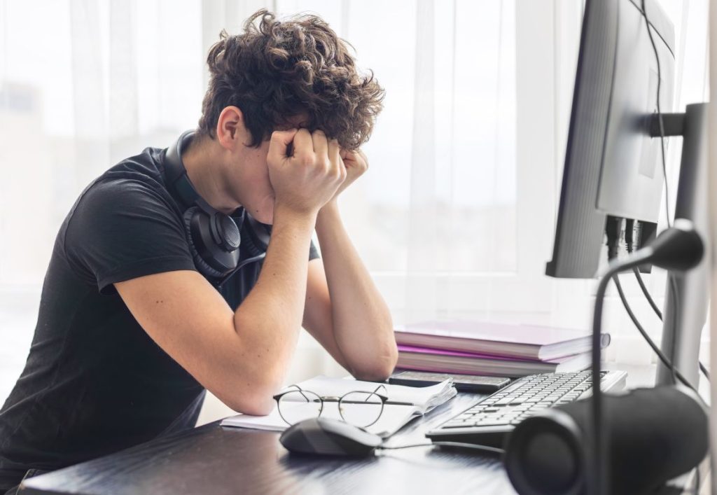 Salute mentale adolescenti, l’estate può aumentare i rischi tra social, insonnia e fragilità emotive 1 shutterstock 2580480929