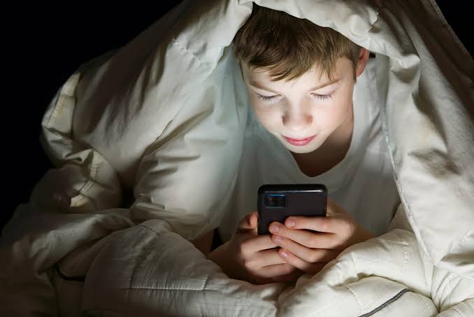 Social e salute mentale nei ragazzi: tra 9 e 13 anni la fase più delicata, contano uso compulsivo, sonno e cyberbullismo 1 images