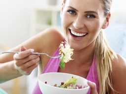 1600x840 Blog ragazza con insalata TAL