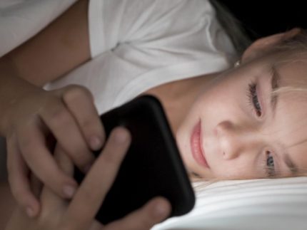 20250314170200adolescentesonnosmartphone ?brizy media=33327&brizy crop=iW%3D631%26iH%3D248%26oX%3D149%26oY%3D0%26cW%3D331%26cH%3D248