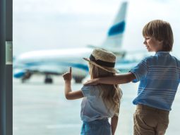 88452461-bambini-che-guardano-fuori-finestra-in-aeroporto 88452461 bambini che guardano fuori finestra in aeroporto