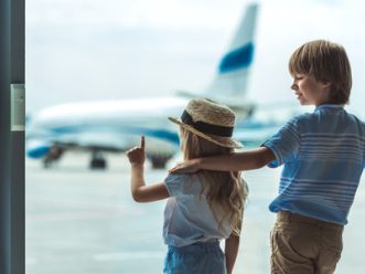 88452461-bambini-che-guardano-fuori-finestra-in-aeroporto 88452461 bambini che guardano fuori finestra in aeroporto