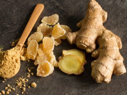 Ginger root, candied and ginger powder in wooden spoon over grey AdobeStock 248833271 U61464433025QeA 1440x752@IlSole24Ore Web