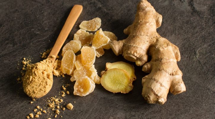 Ginger root, candied and ginger powder in wooden spoon over grey AdobeStock 248833271 U61464433025QeA 1440x752@IlSole24Ore Web