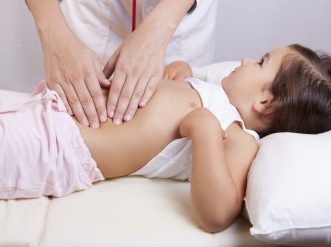 Doing abdominal examination with hands Gastroenterologia Pediatrica e1508333187490