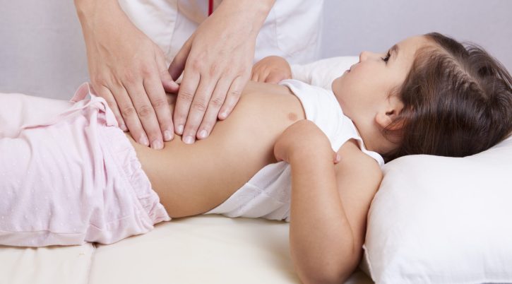 Doing abdominal examination with hands Gastroenterologia Pediatrica e1508333187490