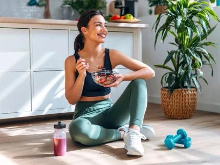 alimentazione-antiage-donna-seduta-per-terra-sorridente-che-mangia-dopo-aver-fatto-fitness ?brizy media=35495&brizy crop=iW%3D372%26iH%3D248%26oX%3D20%26oY%3D0%26cW%3D331%26cH%3D248