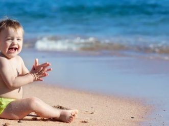 bambini-in-spiaggia-626x350 bambini in spiaggia 626x350 1