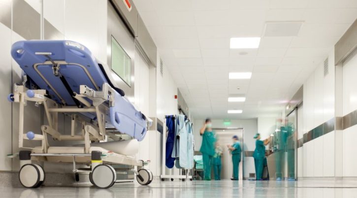 Blurred figures of people with medical uniforms in hospital corridor corsia ospedale