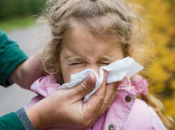 Father wiping daughter's nose with handkerchief difese immunitarie bambini 950x545 1