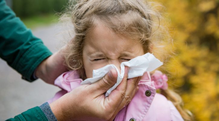 Father wiping daughter's nose with handkerchief difese immunitarie bambini 950x545 1