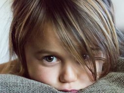 Little girl very upset epidemia ansia nei bambini