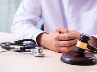 Male,Doctor,In,Courthouse,Meeting,With,Lawyer erroremedico