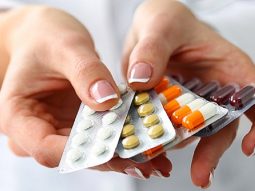 farmaci-mano-pillole-medium farmaci mano pillole medium
