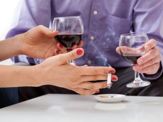 Hands with glasses fumo e alcol