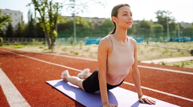 giovane donna in abbigliamento sportivo che fa esercizi all aperto al mattino sport allenamento sportivo per la vita attiva 217236 16529