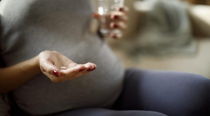 Pregnant woman taking pill at home paracetamolo gravidanza 1309623342