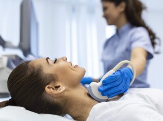 Woman patient receives thyroid diagnostics. Treatment of thyrotoxicosis, and hypothyroidism. Ultrasound diagnostics of the endocrine system and thyroid paziente donna riceve visita cardiologica pomigliano casalnuovo acerra centromorra cardiologia cuore malattie cardiovascolari scaled 1