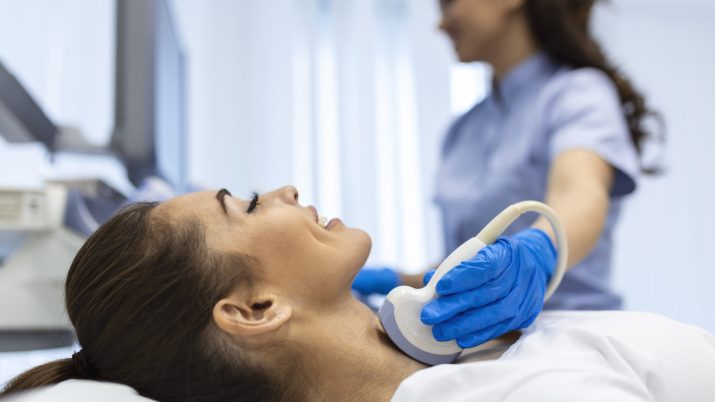 paziente donna riceve visita cardiologica pomigliano casalnuovo acerra centromorra cardiologia cuore malattie cardiovascolari scaled 1