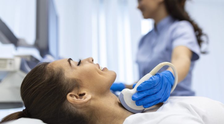 paziente donna riceve visita cardiologica pomigliano casalnuovo acerra centromorra cardiologia cuore malattie cardiovascolari scaled 1