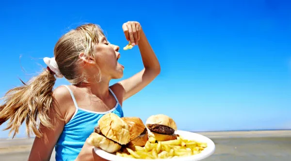 Bagno al mare o in piscina dopo i pasti nei bambini: mito o rischio reale? 6 {{brizy_dc_image_alt entityId=