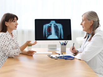 Lung,Cancer.,Doctor,Discussing,With,Her,Patient,In,Clinic tumori europa mortalita screening lotta fumo polmone donne