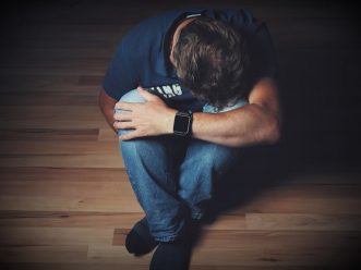 uomo-depressione-malattia-mentale uomo depressione malattia mentale