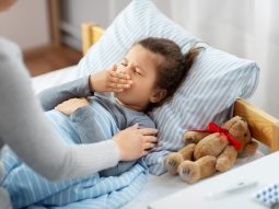mother and sick little daughter in bed at home virus sinciziale